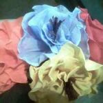 Flores de papel crepe azules y amarillas